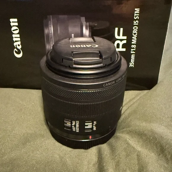 Canon RF 35mm F1.8 Macro IS STM Lens - Black Finish